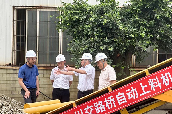 川交公司黨委書(shū)記、董事長(zhǎng)杜江林到S11線拌合站自動(dòng)上料系統(tǒng)疲勞實(shí)驗(yàn)現(xiàn)場(chǎng)指導(dǎo)工作